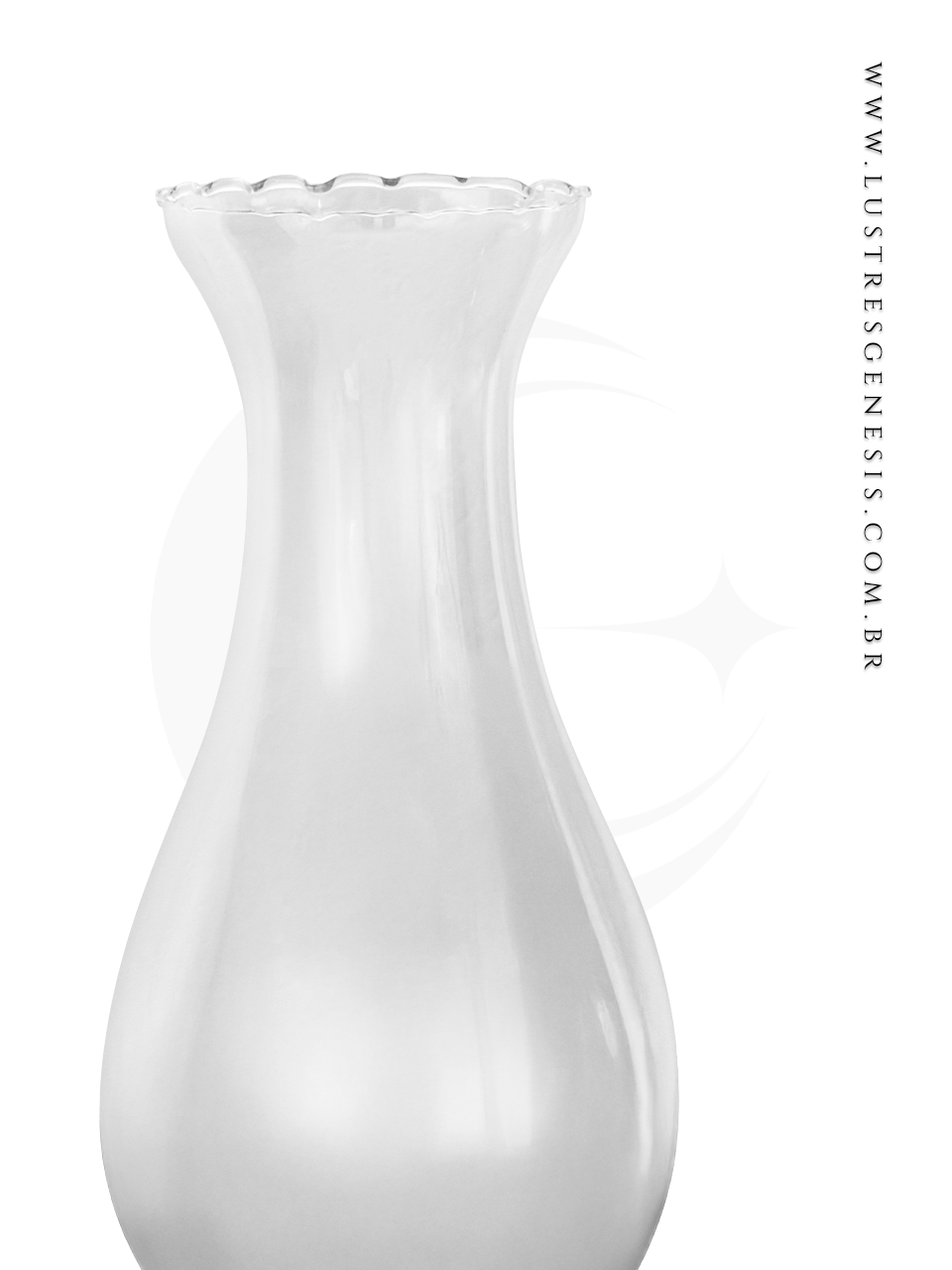 . Sua forma sinuosa e a transparência do vidro se destacam, permitindo que a luz se espalhe de forma suave e elegante.